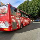 Un autobús de primera clase con el sello de Ramón del Pino.