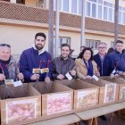 Miembros del GEM y autoridades del Ayto. de Alhama de Almería y Diputación Provincial muestran algunas de las variedades departidas.