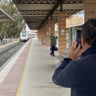 Un ferroviario jubilado graba con su teléfono móvil la salida del tren hacia Granada.