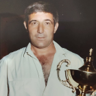 Juan Goros con uno de los trofeos Pichichi de su carrera.