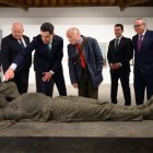 Antonio López le explica su obra a Juanma Moreno ante Jesús Aguirre, Javier A. García, María del Mar Vázquez y Francisco Cosentino