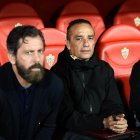 José Luis Oltra junto a Quique Sánchez Flores.