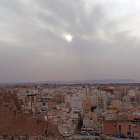 Vista general de Almería con la calima entrando por la zona del Levante tapando el sol.