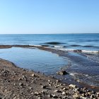 El agua entrando ya con menos fuerza desde el Río Andarax al Mar Mediterráneo.