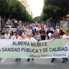 La plataforma Marea Blanca salió a las calles de Almería para exigir una sanidad pública y de calidad.