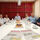 Suscriptores y directivos de La Voz de Almería durante el encuentro en la sede del grupo de comunicación almeriense.
