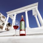 Una botella de Palomillo en la imponente Plaza Almería, homenaje a la antigua Roma.