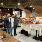 Jose Montes y Carlos Beltrán directivos del Club Gastronómico La Galería Neo Taberna junto a Miguel Gil de Carnicería Divina Pastora.
