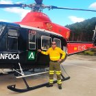 Paco junto al helicóptero del Infoca con el que tantas salidas ha hecho a los incendios de Andalucía.