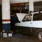 José Cruz López reparando un SEAT Panda en su taller.
