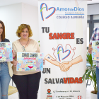 Cristina Jurado, directora, Mauricio Rodríguez y Almudena Montoya, coordinares, con la cartelería hecha por el alumnado. /CLV