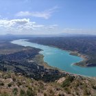 La imagen desde lo más alto del Cerro Jabalcón, que ofrece unas vistas espectaculares del pantano.