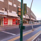 Apagado lleva dos días el semáforo para los peatones.