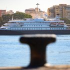 El crucero, en el Puerto de Almeria.