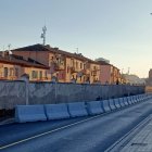 Los separadores de cemento que fueron colocados con los primeros rayos de luz del día.