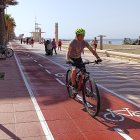 Un ciclista pasando por el nuevo carril bici en la mañana de este miércoles.
