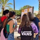 Alumnos consultando el listado de la sede del Campus de La Cañada.
