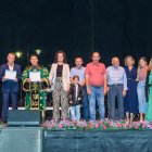Fotografía de familia del pregonero, Manuel León, junto al alcalde y vecinos reconocidos en la inauguración de las fiestas.