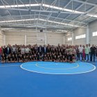 Autoridades municipales y provinciales junto a miembros de las escuelas deportivas en la inauguración.
