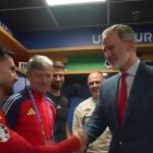 Una imagen que jamás olvidará Álex Baena al final del España-Italia cuando su Majestad el Rey felicita a los jugadores de la Selección España.