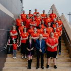 Foto de familia de un club con una enorme proyección.