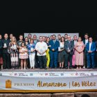 Foto de familia de premiados y personalidades.