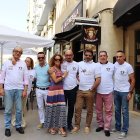 Salva y los asistentes posan con las camisetas conmemorativas.