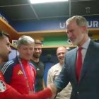 El almeriense saludando a Felipe VI.