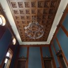 Vista del techo, lámpara y muros del salón noble