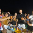 Vecinos de Cánjayar brindando con las jarras de cerveza que dedican al santo una petición: "¡San Arnulfo, ponte otra!