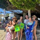 Inma y Juan Ramón, ambos de Sevilla, junto a su familia posando con el kit de Look and Find.