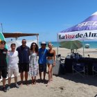 El equipo de la Cadena SER Levante junto a las instalaciones de Vera Surfing, que acogieron el programa hoy por Hoy Levante con sus responsables y l