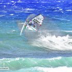Víctor Fernández surfeando una ola.