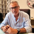 Joaquín Asensio en su despacho donde gestiona y trabaja.