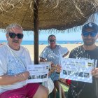 Antonio, Guillermina y Toño, con más de 30 años divididos entre Almería y Madrid, posando con sus bonos para las Cuevas de Sorbas.