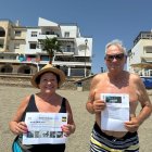 Rosalía, con su bono de las Cuevas de Sorbas, y Antonio, que recibió unas entradas para Freestyle de Motocross, posando juntos.