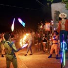 El fuego y las velas se adueñaron anoche de la Villa de Vícar. / Anabel Bonachera