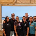 El gerente y la plantilla de Náutico en la terraza, con el cercano mar como espectacular fondo.