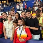 Foto de Álex Baena con la familia tras ganar el oro en París.