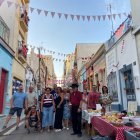 Los vecinos de la calle del Cucarro posan en su calle con aires festivos.