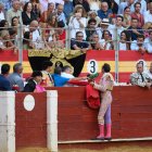 Enrique Ponce brinda su segundo toro a Ana Soria, su novia.