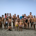 Animadores de Decroly Kids posando ante la cámara de La Voz con los niños que han jugado durante la emisión del programa,