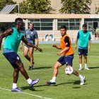 Robertone con un protector en el hombro izquierdo.