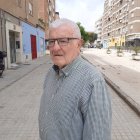 Manolo camino del Kiosko Luis Marín para iniciar la mañana con churros.
