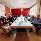 Suscriptores digitales junto a Pedro M. de la Cruz, el director de LA VOZ, y Manuel León, redactor jefe.