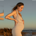 Ana Márquez disfruta de su embarazo en la plaza de El Zapillo. Foto de Yulia Dillacova.