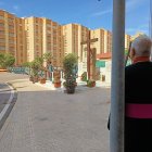 Momento del homenaje a los caídos bajo la mirada del capellán de La Legión