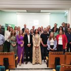 Foto de familia de los graduados junto a las autoridades que presidieron la mesa inaugural.