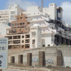 El cartel de la carretera en dirección Mojácar y su punto kilométrico con el hotel al fondo.