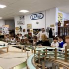Los alumnos del colegio Compañía de María observan asombrados el funcionamiento de la gran maqueta del Museo del Ferrocarril.
